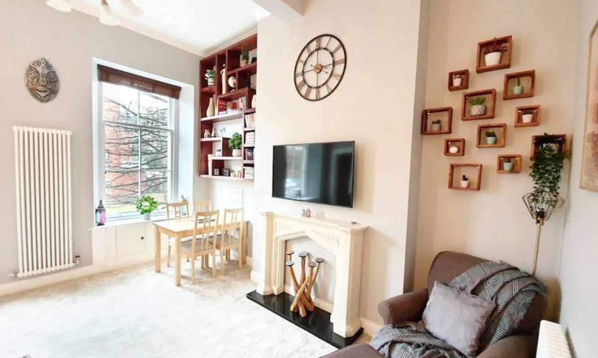 Glasgow Westend Apartment | Unwind in a Bright Airy Victorian Apartment in WE!