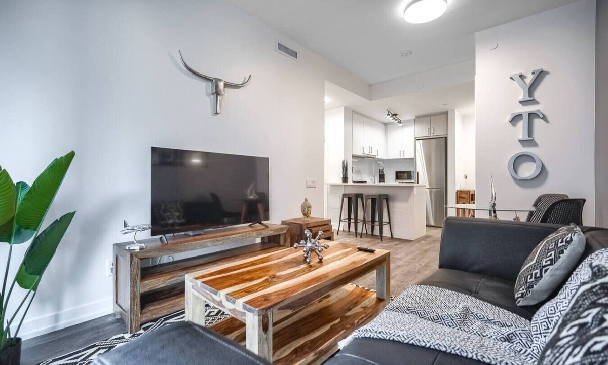 Bay Cloverhill Apartment | Upscale 1BR Apt with Stunning Views, near CN Tower