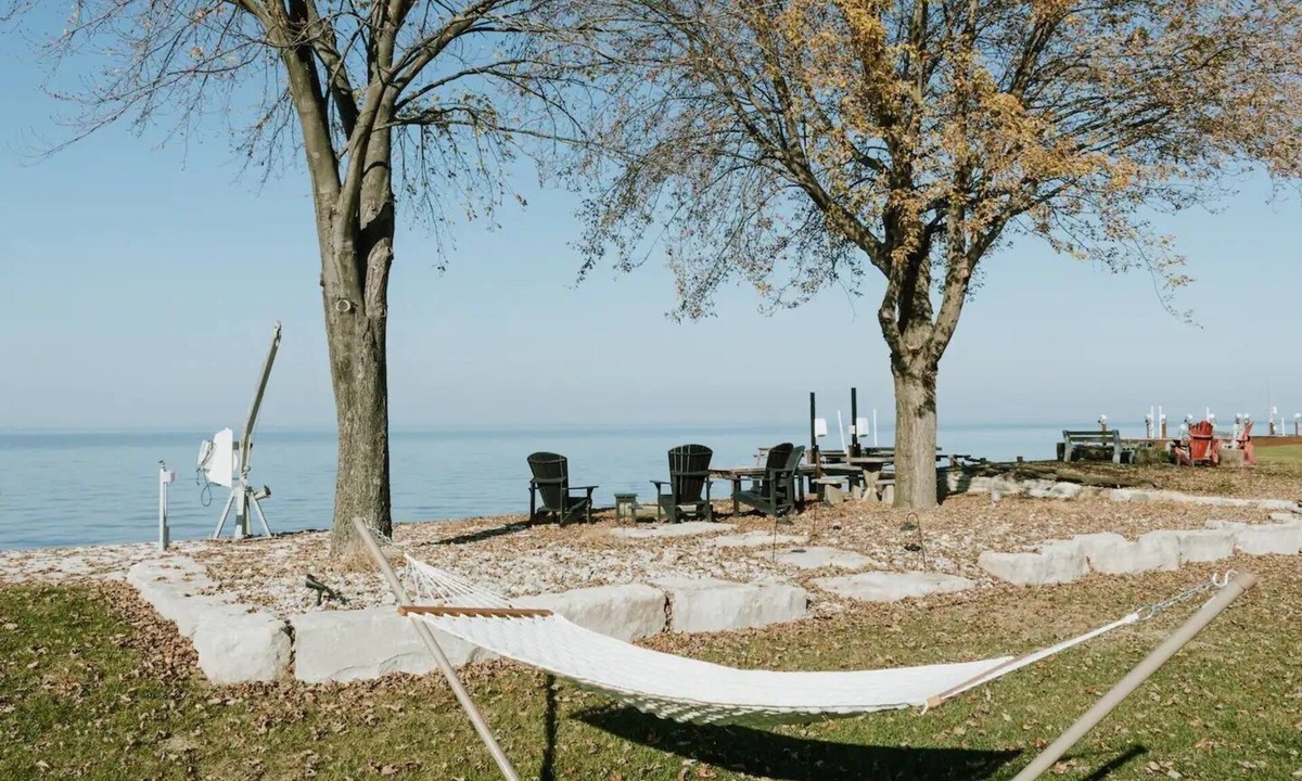 Pointe aux Roches House | Upscale Cottage/HOT TUB/Main house + Studio Loft