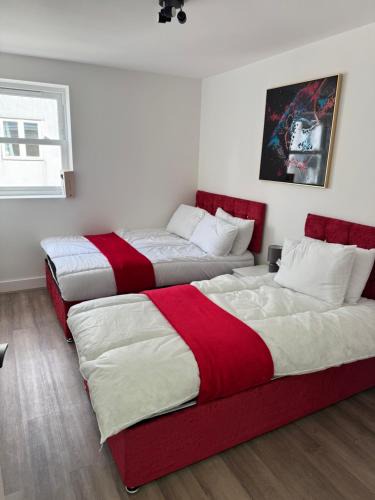 West Ham Apartment | Urban And Trendy Stratford Property Sleeps 8 Free Parking Wifi