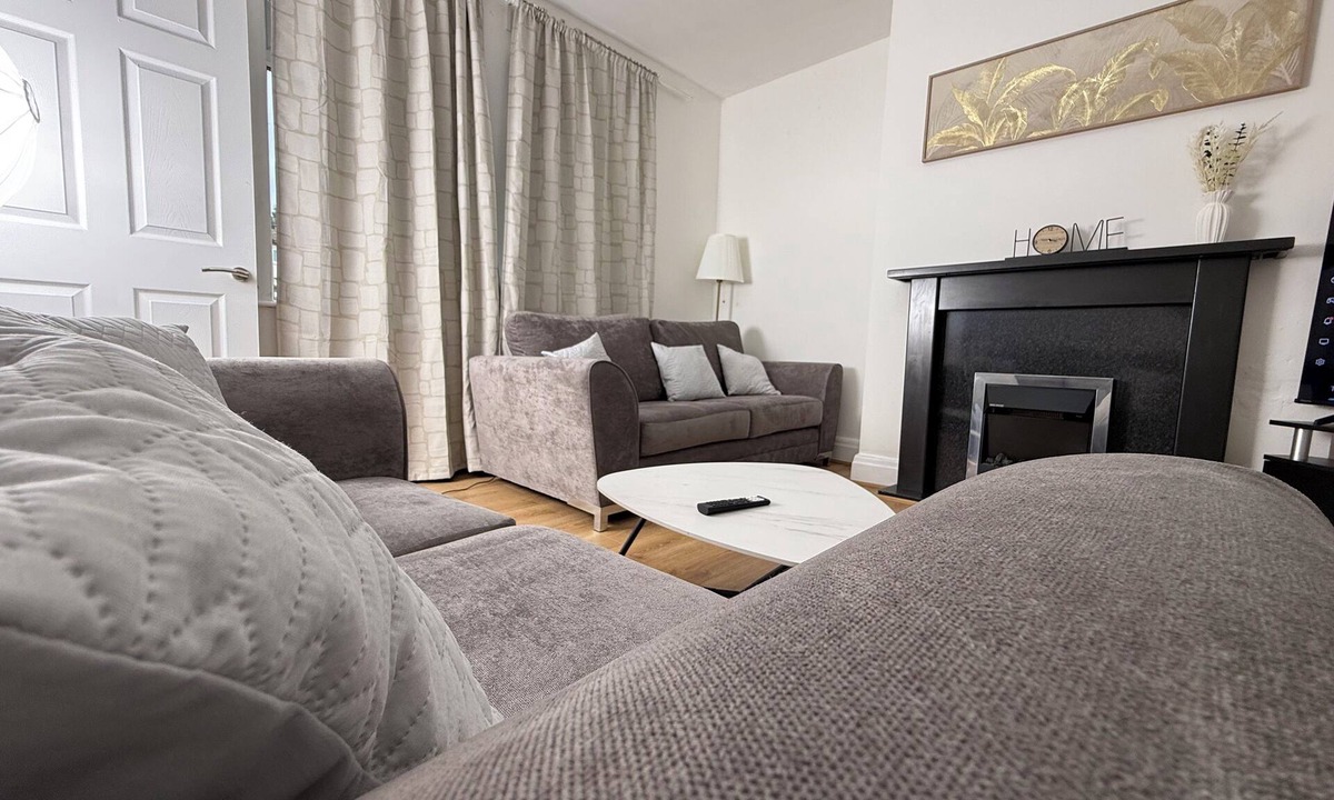 Ridgeway House | Urban Calm – Spacious 3-Bed Home with Free Parking Self Check-In