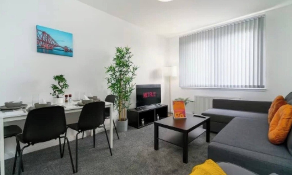 Wishaw Apartment | Vacant Nests | The Northmuir | Wi-Fi | Sleeps 6