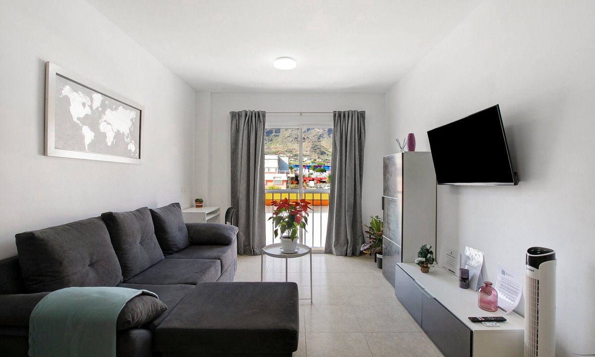 Candelaria House | Vacation Home 'El Pisito De Momo' with Mountain View, Shared Pool and Wi-Fi