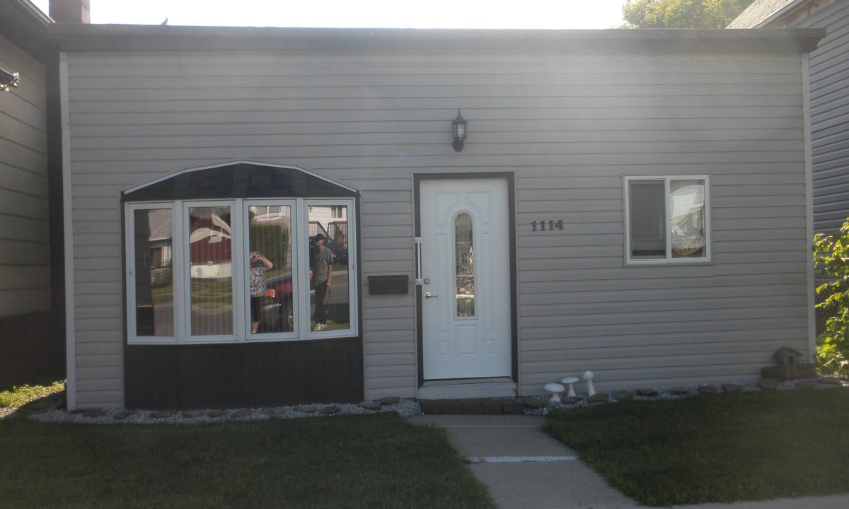 Thunder Bay House | Vacation Home Thunder Bay 2 Bedroom House Sleeps 4 Near Airport, Bus, Cafes,Bars