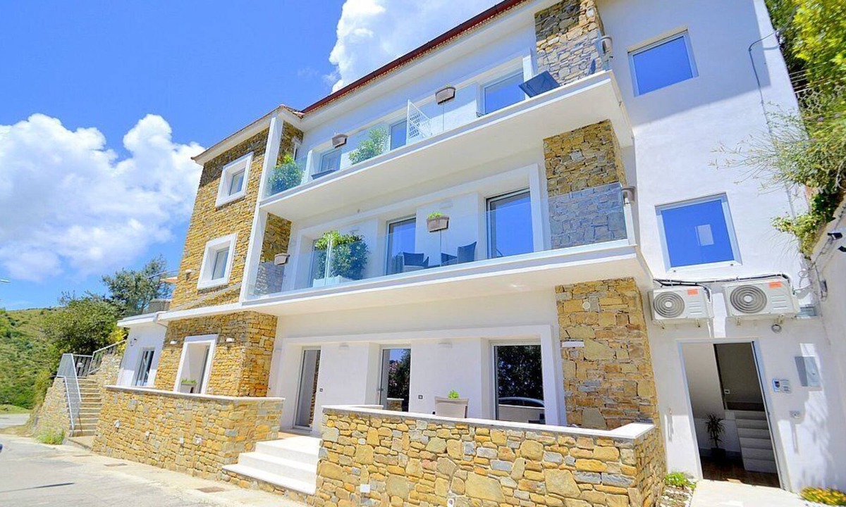 Serramezzana House | Villa Alfea A: A welcoming apartment situated in a secluded location surrounded by meadows and by green hills, with Free WI-FI.