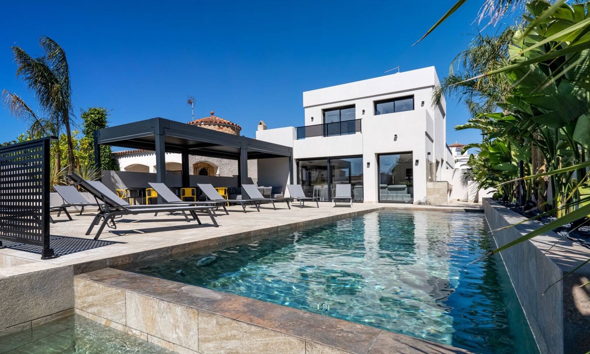 Empuriabrava Villa | VILLA CAP SUN EMPURIABRAVA