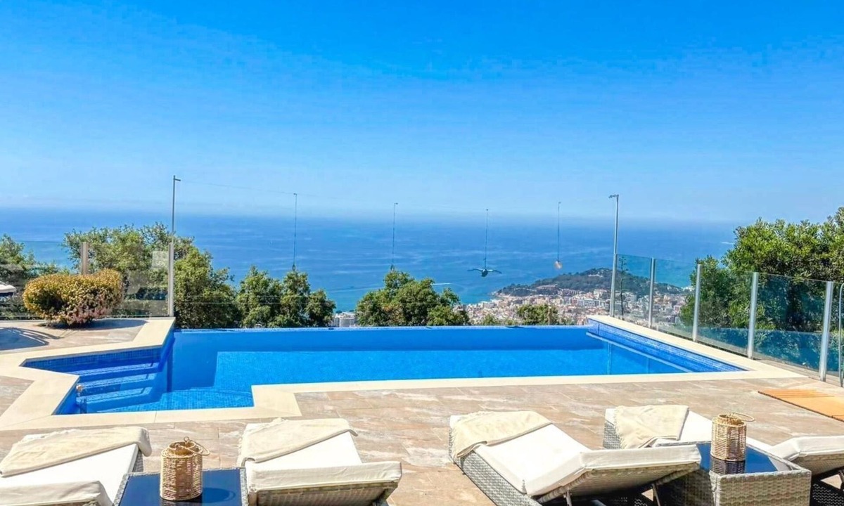 Lloret de Mar Villa | Villa 'Costacabana - Vistamar' with Sea View, Private Pool and Wi-Fi