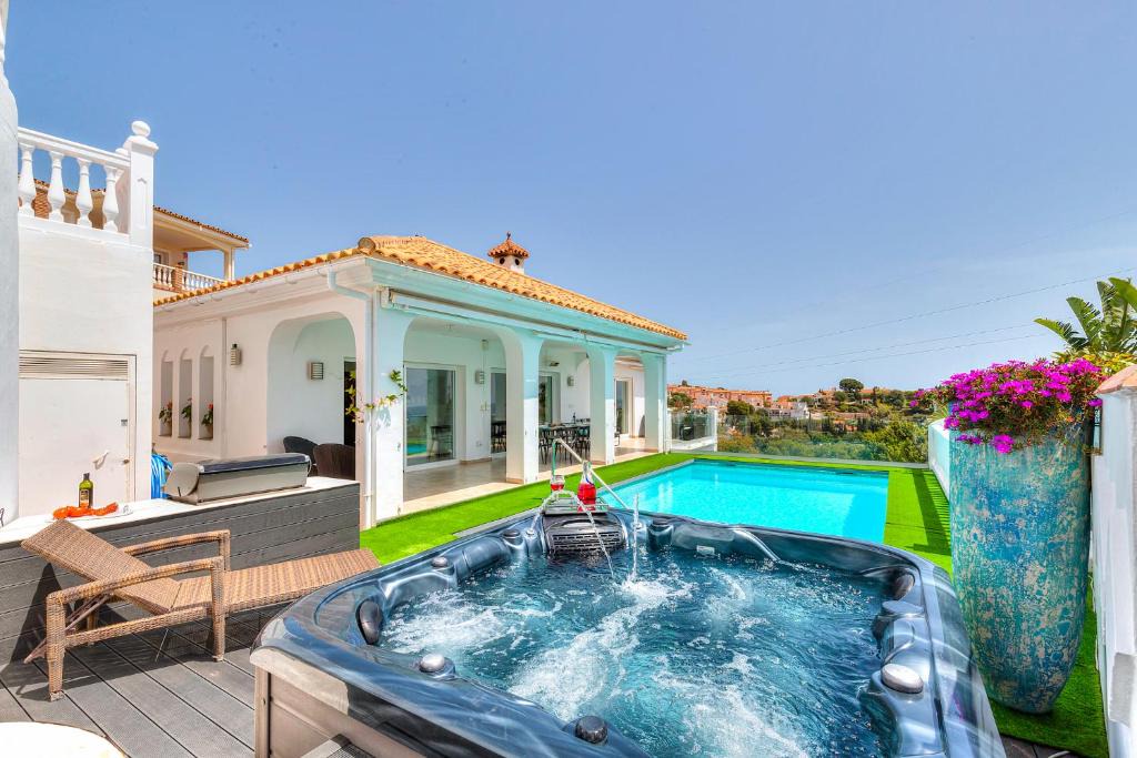 Torreblanca Villa | Villa Intermezzo - Jacuzzi, Salt water Pool & BBQ