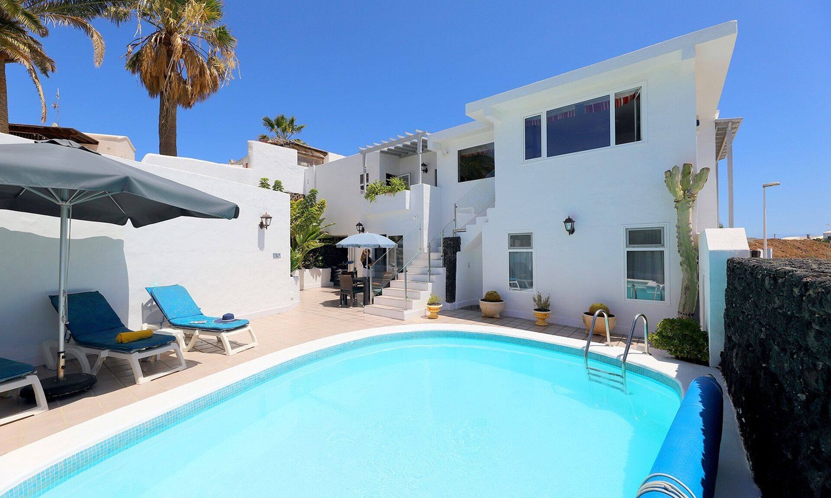 Puerto del Carmen Villa | Villa Jessica sleeps 9 people.Free Air Con Private Heated Pool, Games Room.