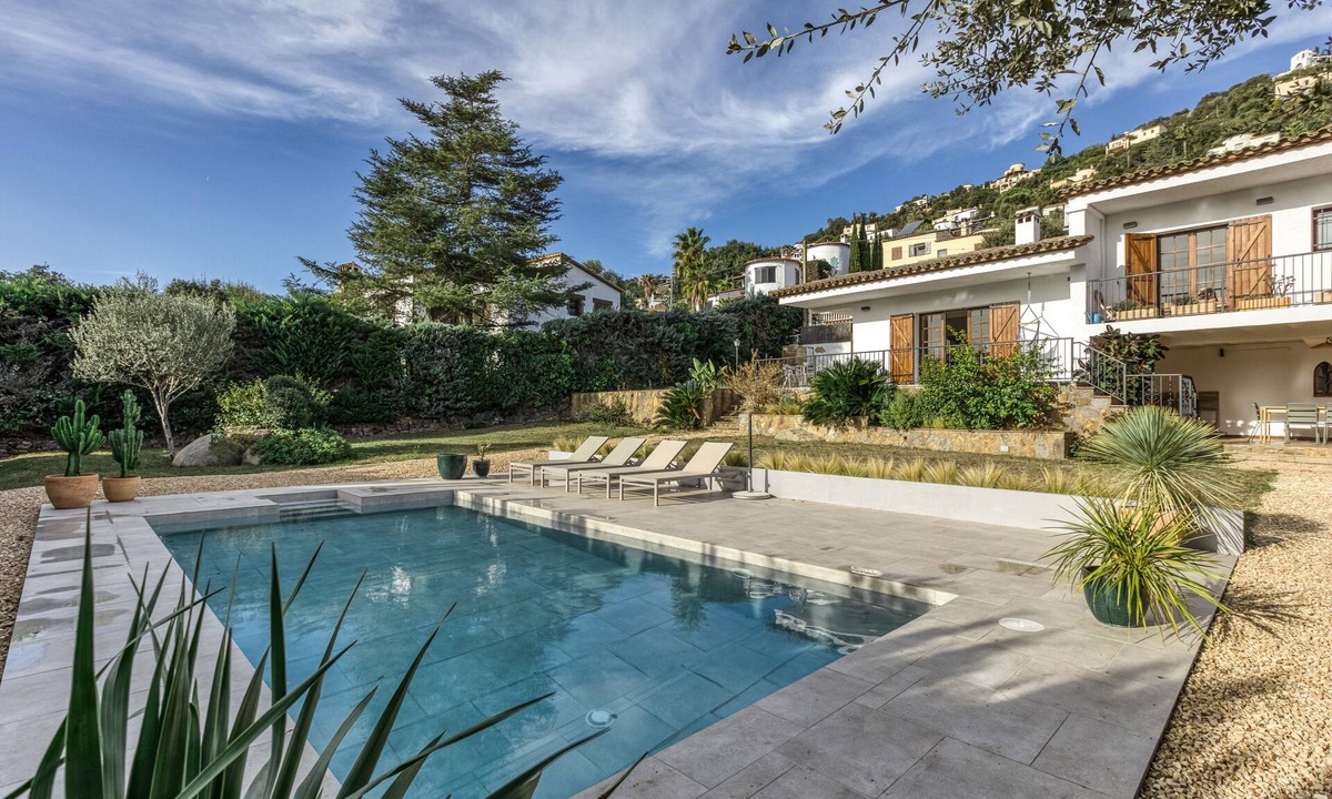 Calonge Villa | Villa 'Les Aulines' with Mountain View, Wi-Fi and Air Conditioning