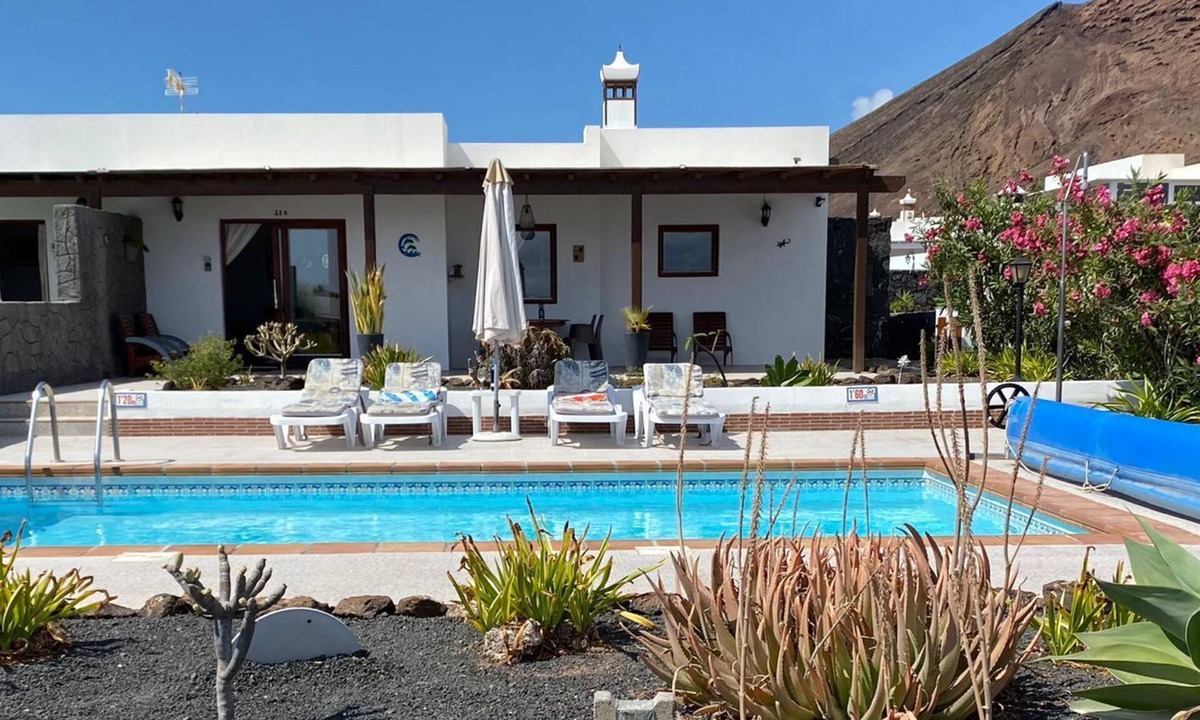 Playa Blanca House | Villa near the sea with private heated pool, parking, terrace and barbecue.