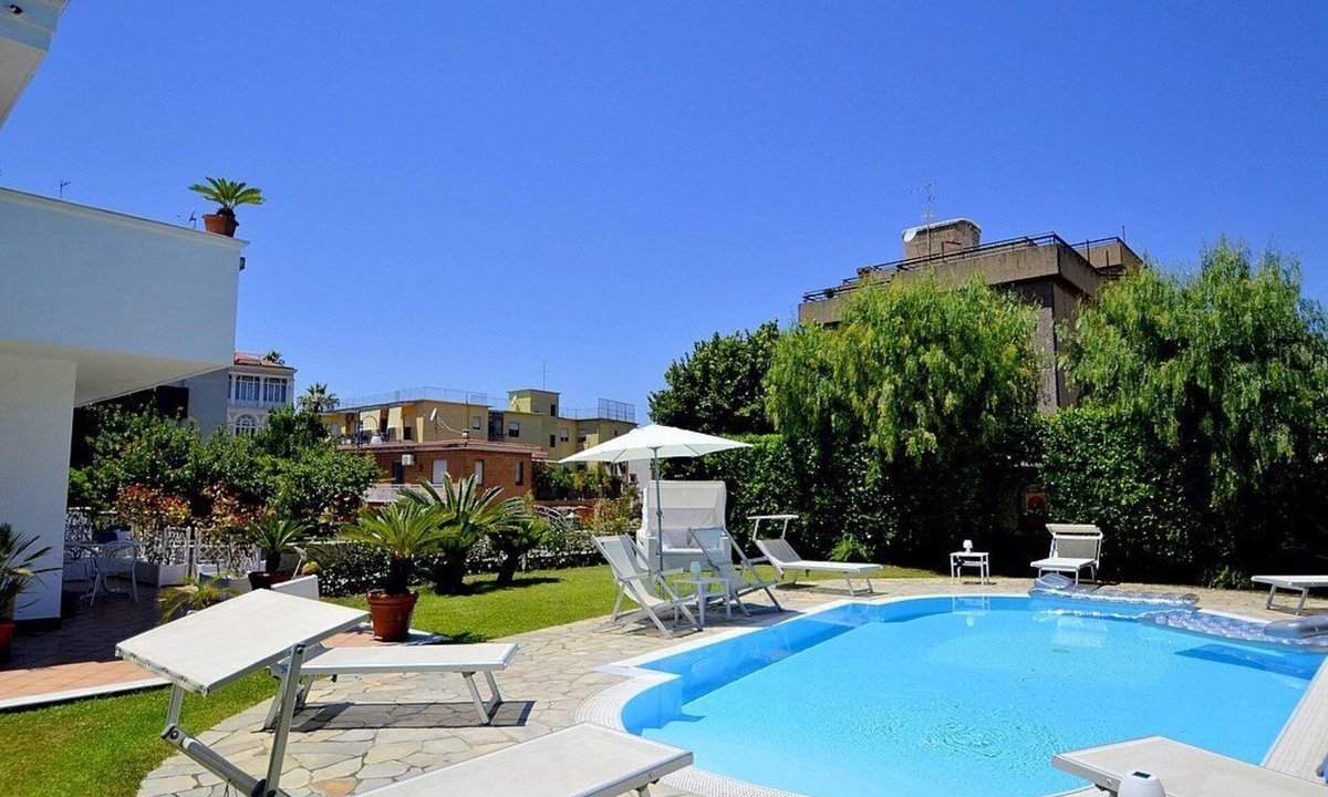 Sant'Agnello Villa | Villa Pulcra: An elegant three-story villa situated a few minutes from the town center, with Free WI-FI.