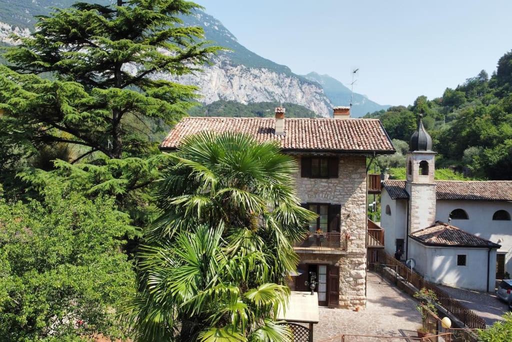 Arco House | Villa retro'e parco con vista castello