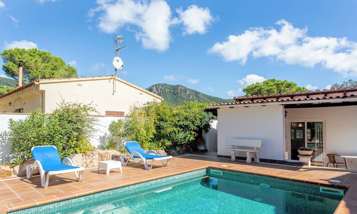 La Roca de Malvet Villa | Villa 'Sea Près des Golfs - Oleander' with Mountain View, Pool, Wi-Fi & Terrace