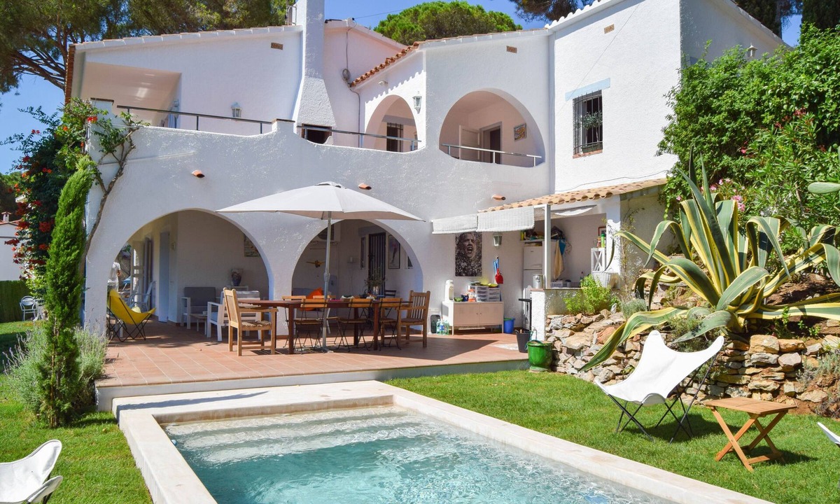 Pals House | Villa with Pool 800 Meters from the Beach