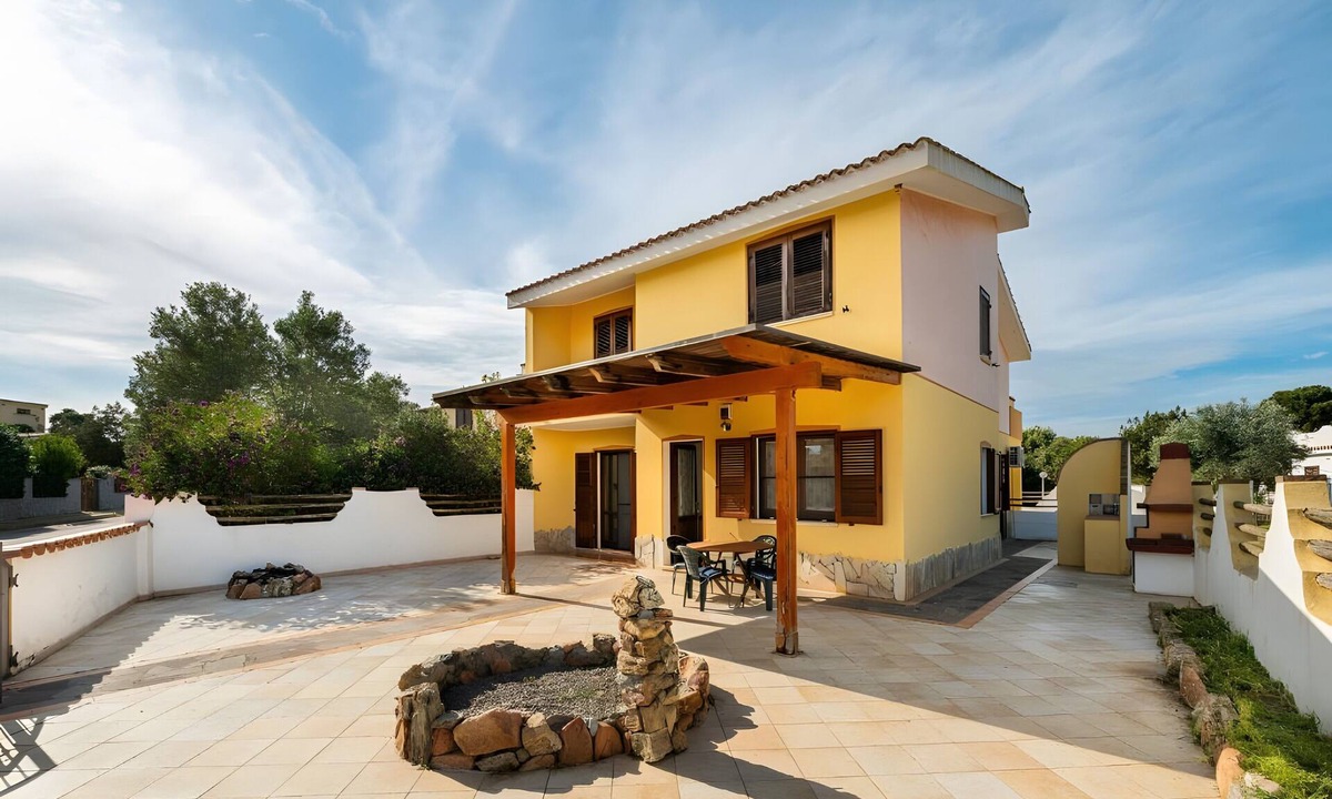 Porto Pino Apartment | Villetta 'Rocco' with Private Terrace, Garden, and Air Conditioning