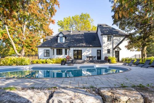 Niagara-on-the-Lake House | Vineyard Estate by the River with Pool