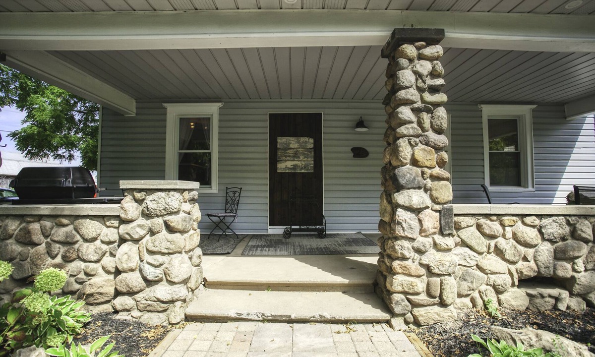Beamsville House | Vineyard Location Clean Spacious Family Accommodation 3 Bedroom