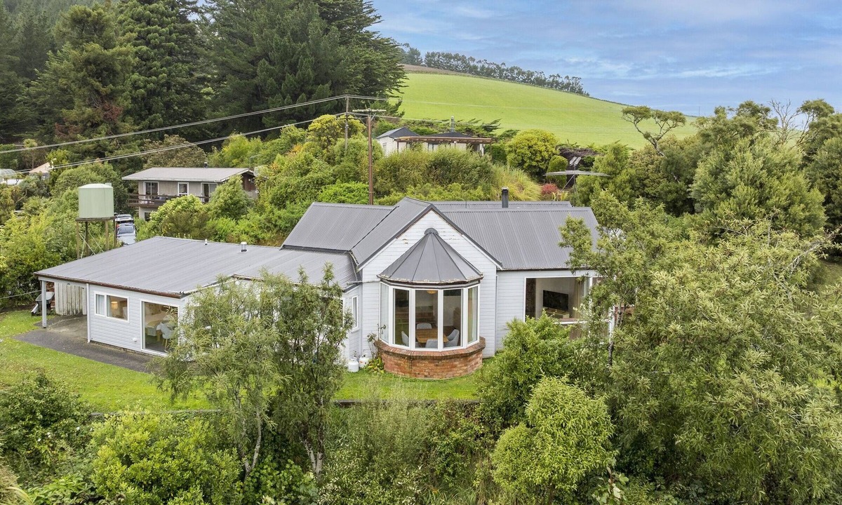 Waitati House | Waitati Retreat - Coastal Calm Overlooking Blueskin Bay