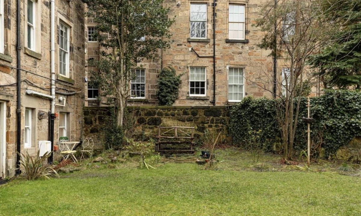 Kelvinbridge Apartment | Walk anywhere from this cosy central flat