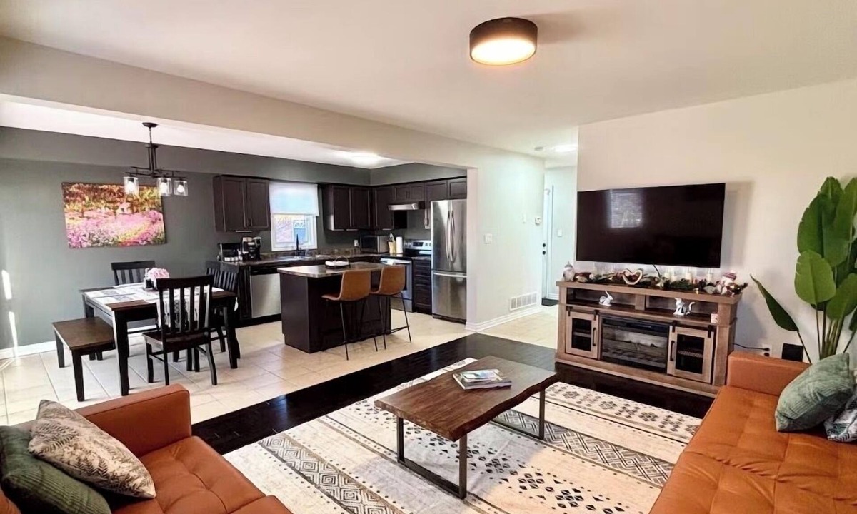 Niagara Falls House | Walk to Convention Centre, Restaurants, Falls! 3BR