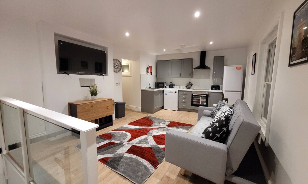 Colchester Apartment | Wallgate Apartment B- A cosy Grade II listed apartment with Roman wall in garden