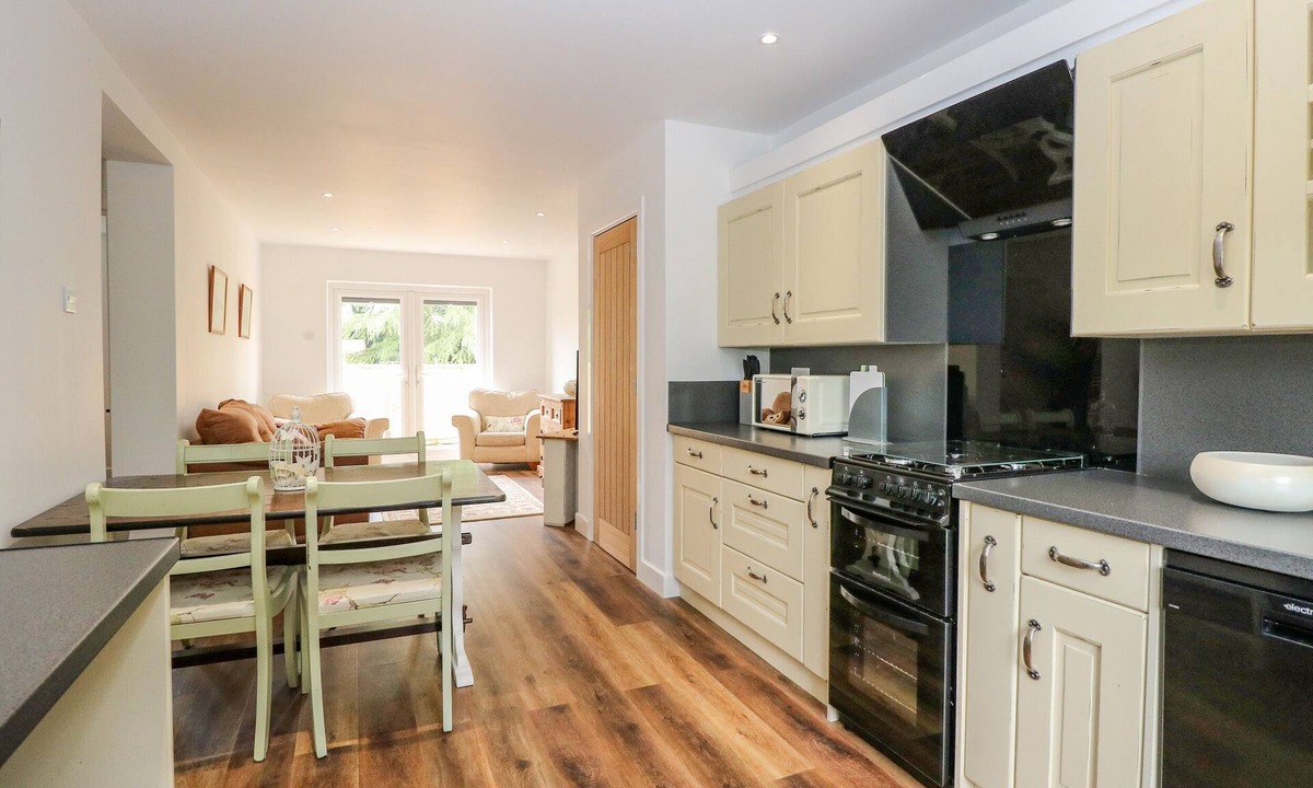 Attleborough Cottage | Walnut Shade