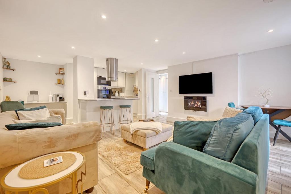 Snaresbrook Apartment | Wanstead Luxe Hideaway - Stunning 2 Bedroom Apartment with Private Terrace & Parking