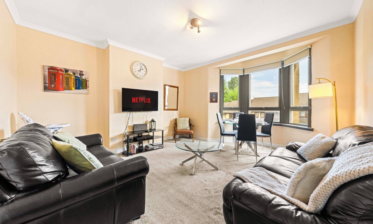 Glasgow Apartment | Warm Cosy Family Home With Free Parking