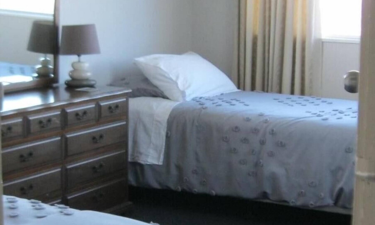 South Bay House | Waterfront 3 -bedroom bungalow opposite the South Bay Marina and public slipway