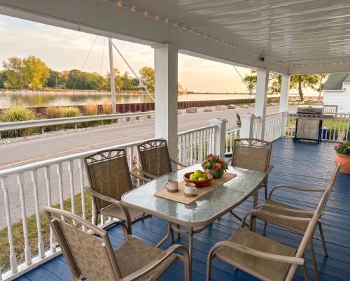 Dunnville House | Waterfront Cottage, Top Fishing Spot, Light House