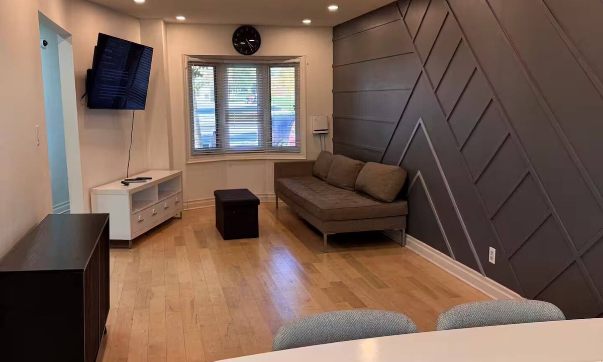 Whitby House | Welcome to Your Home Away from Home in a prime quite neighbourhood in Whitby!