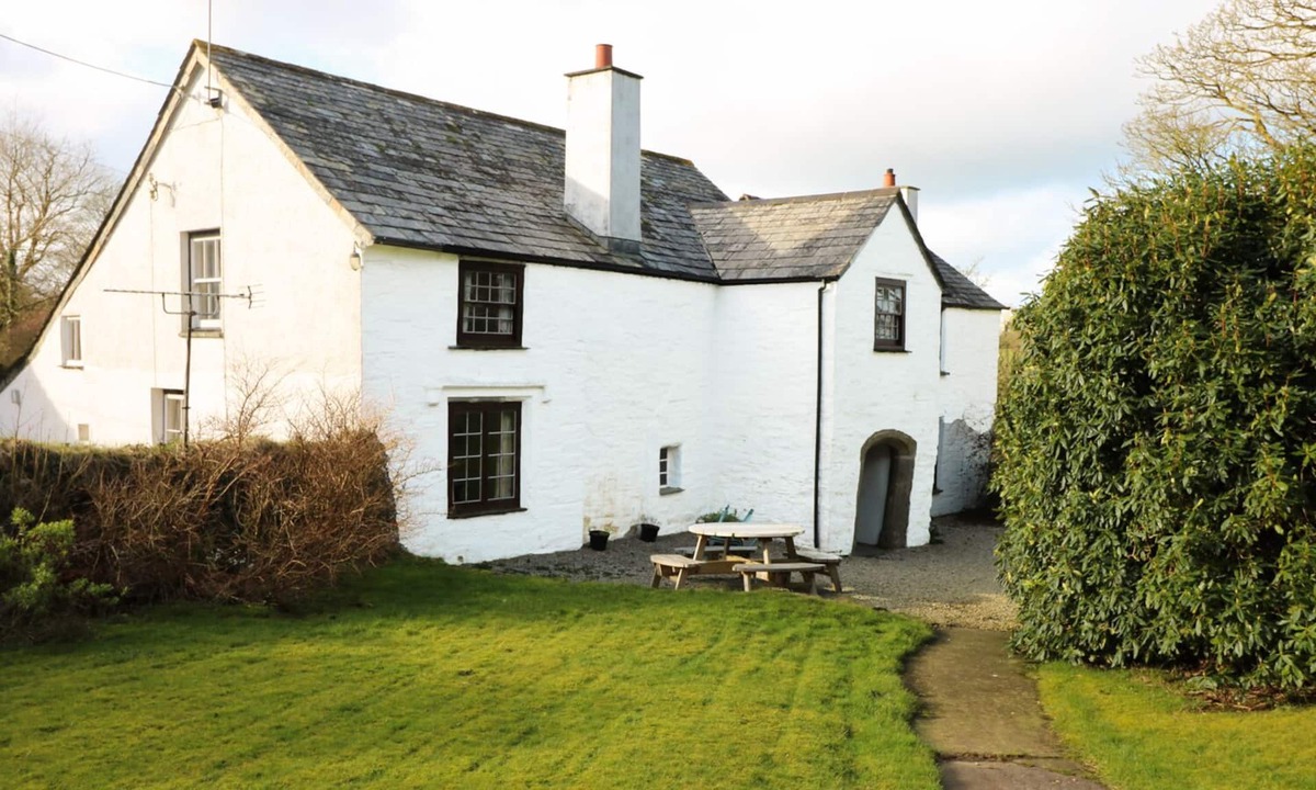 Saint Gennys Cottage | WESTROOSE FARM HOUSE, family friendly, with open fire in Camelford