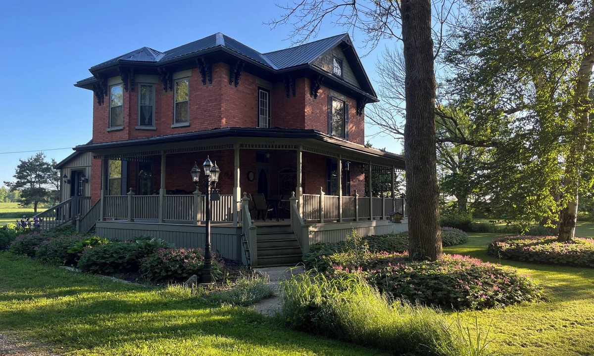 Palmerston House | Whites Junction Rural Retreat - cozy farmhouse with small town charm