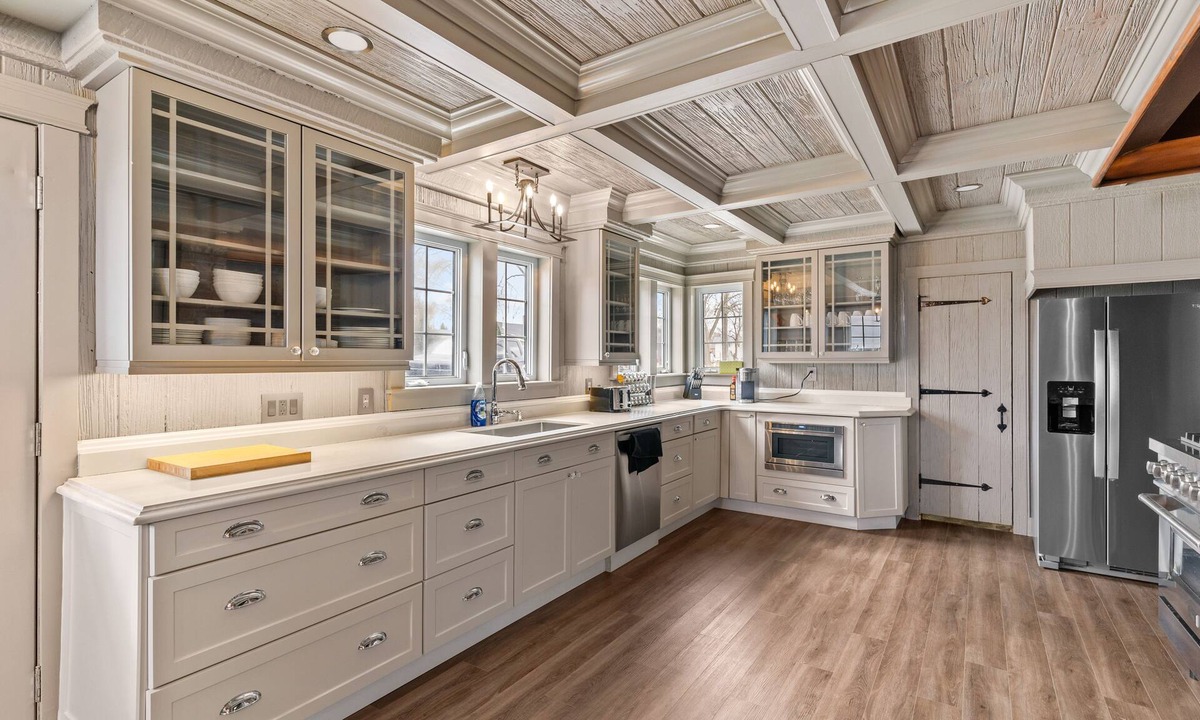 Boblo Island Cottage | Wolfe Island Lodge With 360 Views of the Detroit River