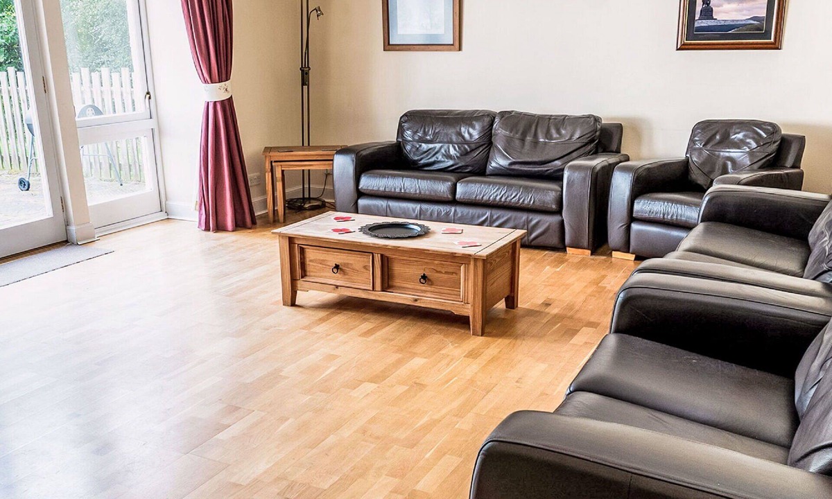 Glen Urquhart House | Wonderful private villa for 16 guests with WIFI, TV, terrace and pets allowed