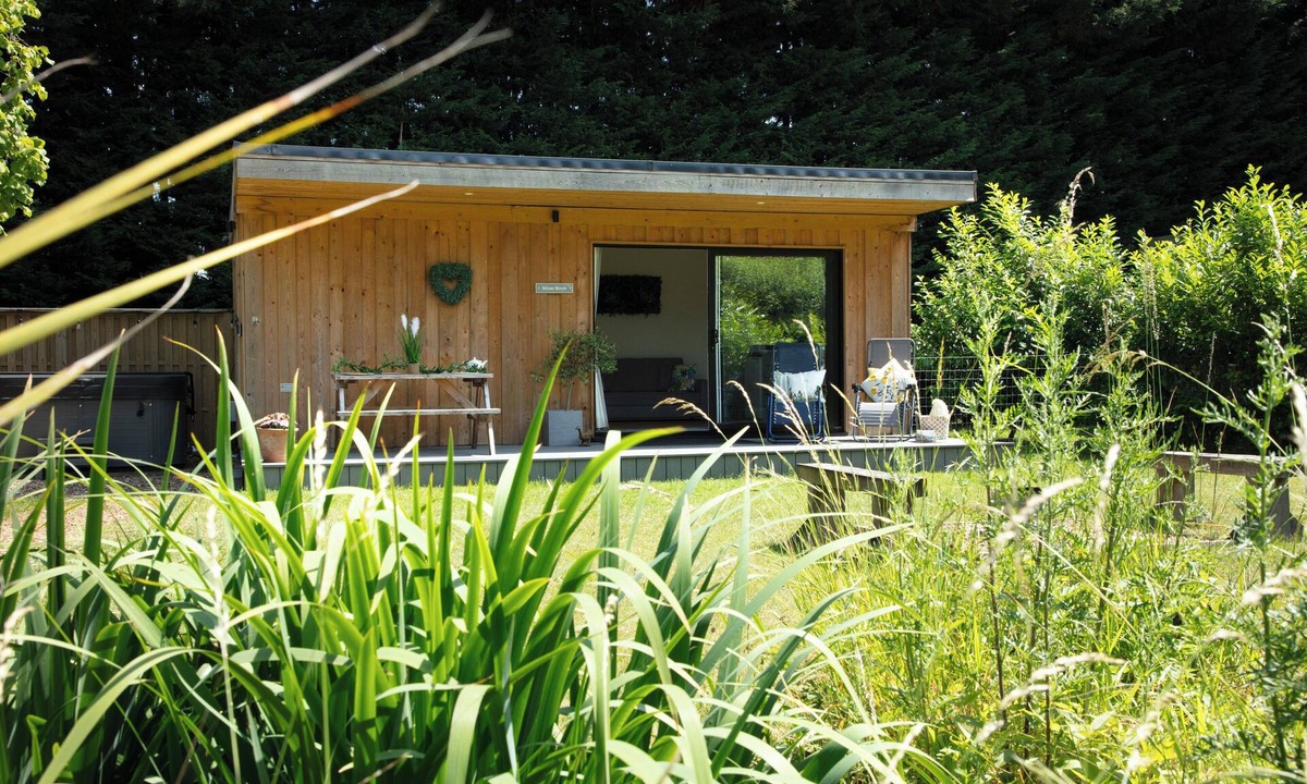 Toppesfield Cabin | Woodland lodge with hot tub, sauna access & enclosed garden — ideal for couples