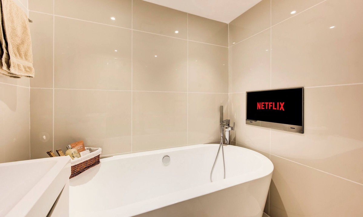 Wanstead Apartment | Writer’s Corner | Luxury 1-Bed with Private Terrace & Parking