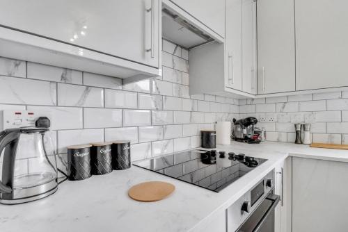 Hainault House | Your Home-From-Home - Business & Families - 6 Beds