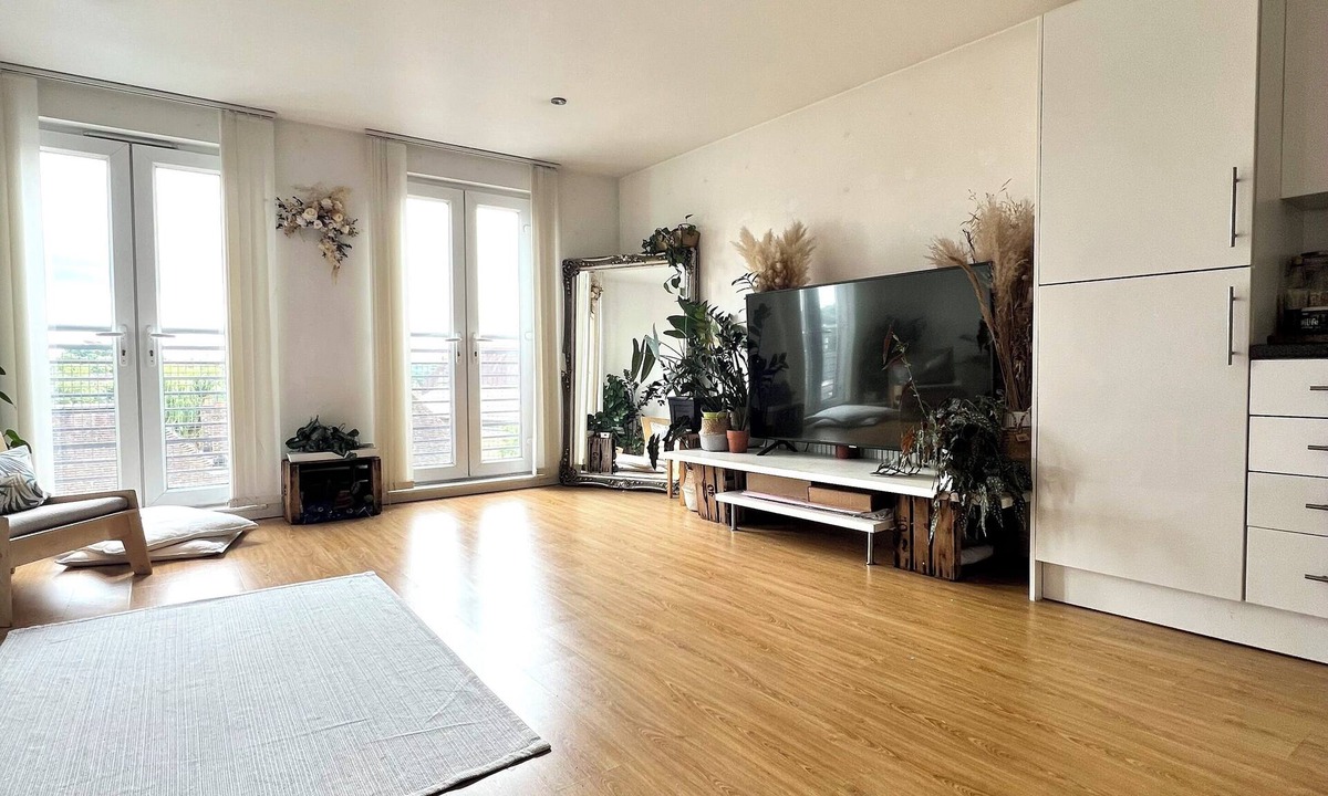Loughton Apartment | Zen & Spacious 1 bed flat by the high street and steps away from Epping forest