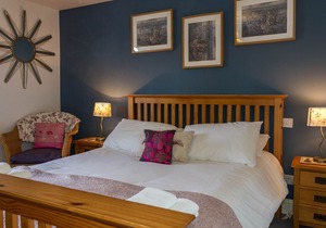 4 Bell Lodge, - sleeps 7 guests in 3 bedrooms