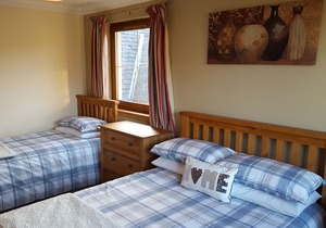 Luxury Fisherman's Cottage in quiet Highland Village Location.