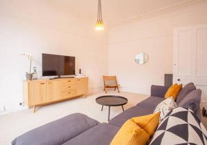 Stunning 2 bed property in heart of West End