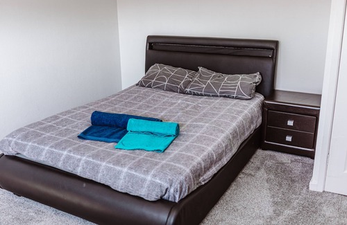 Weston by Wellend Apartment | 2 Bedroom Apartment near JLR, Coventry Airport and more