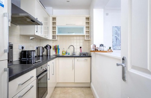 Cheltenham Apartment | Beautiful Ground Floor Apartment - Next To Cheltenham Ladies College Own Parking