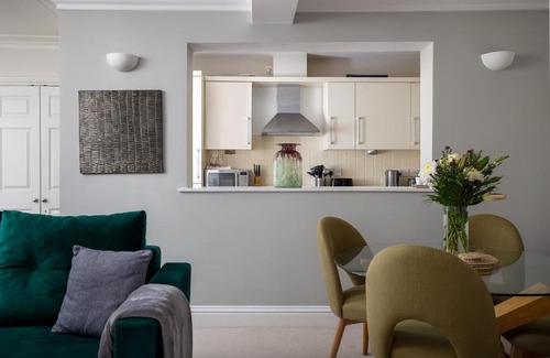 Cheltenham Apartment | Beautiful Ground Floor Apartment - Next To Cheltenham Ladies College Own Parking