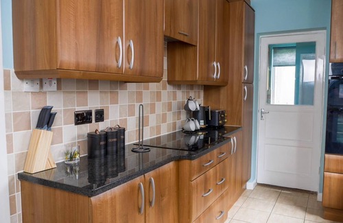 Stockton-on-Tees Apartment | Modern 4 bedroom detached house with private parking families, contractors