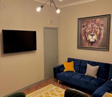 Kelvinbridge Apartment | 1 bed Apt in West End