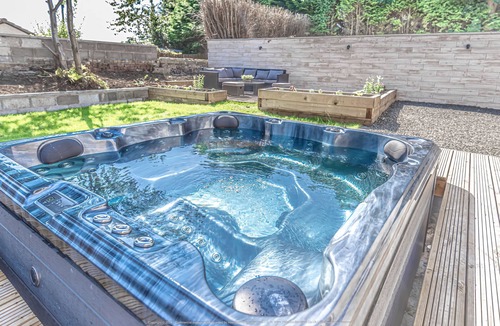 Kelty Cottage | 1 Bed Cottage-Sleeps 2-Parking-Pets-Hot Tub