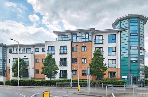 Grays Apartment | 1 Bed Flat - Sleeps 4 - Pets - Parking - Wifi